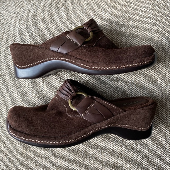 Bass Brown Suede Mule Clogs. Antique Brass and Leather Accents. Size 7M. - Picture 4 of 9